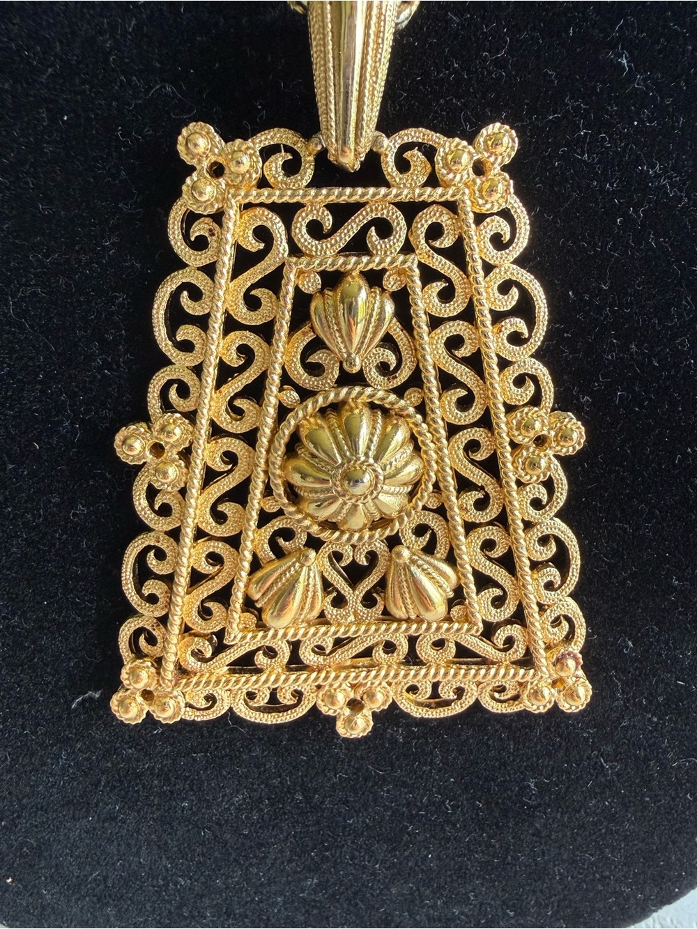 Crown Trifari Etruscan Gold Pendant Necklace and Earrings set, 1960’s - Picture 2 of 5